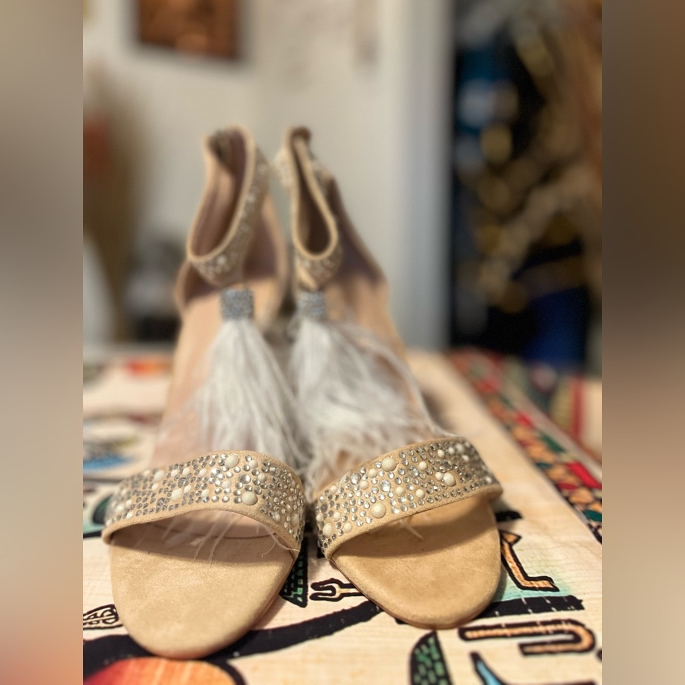 These are women heels handmade with tassels on the from beautiful